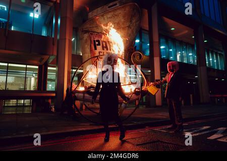 Londres, Royaume-Uni. 15th novembre 2020. Les membres de Ocean Rebellion exécutent une action au siège de Londres de l’Organisation maritime internationale (OMI) en allumant un pyre funéraire viking sur le trottoir à l’extérieur du siège de Londres de l’agence des Nations Unies pour souligner le recul de l’industrie maritime mondiale contre l’Accord de Paris sur le climat. Banque D'Images