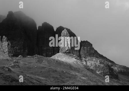 Île de Skye, Écosse, Royaume-Uni. 24th octobre 2021. Une personne avec un masque Boris Johnson et une autre avec un réservoir d'huile pour une tête, représentant les compagnies pétrolières, utilisent un lanceur de flamme pour brûler un arbre qui représente le dernier arbre sur terre. Cette manifestation théâtrale a été organisée par Ocean Rebellion, un mouvement frère de la rébellion d'extinction, dans le vieil homme de Storr, île de Skye en Écosse, avant le début de la CdP 26 à Glasgow. Banque D'Images