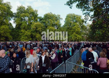 Londres, Royaume-Uni. 13 SEPTEMBRE 2022. Les membres de la file d'attente publique pour avoir accès à la reine Elizabeth II sont dans l'État de Westminster. Banque D'Images