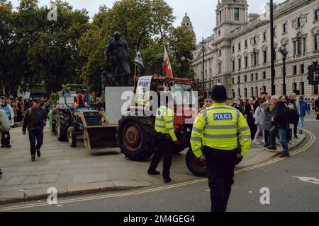 Londres, Royaume-Uni. 15 OCTOBRE 2022. Les agriculteurs et les partisans ont défilé à Westminster pour exiger un meilleur système alimentaire et agricole au Royaume-Uni, pour sauver les systèmes de gestion environnementale des terres et pour protéger la nature. Banque D'Images