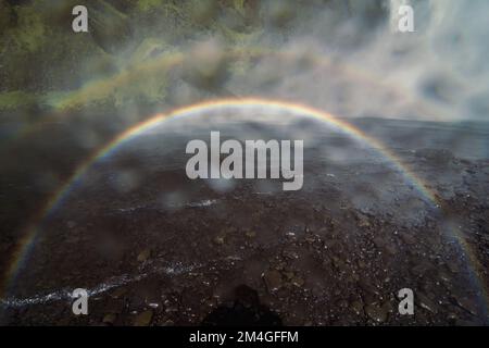 Gros plan autour de l'arc-en-ciel à travers des gouttes sur la photo concept d'objectif Banque D'Images