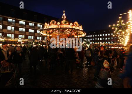 Kinderkarussell, Kinderweihnachtsmarkt, Nürnberg, Nürnberger Weihnachtsmarkt, Nürnberger Christkindlesmarkt, Engel, Anhänger, Kugel, Glühwein, Banque D'Images