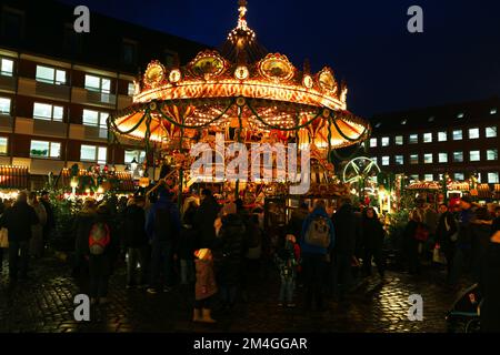 Kinderkarussell, Kinderweihnachtsmarkt, Nürnberg, Nürnberger Weihnachtsmarkt, Nürnberger Christkindlesmarkt, Engel, Anhänger, Kugel, Glühwein, Banque D'Images