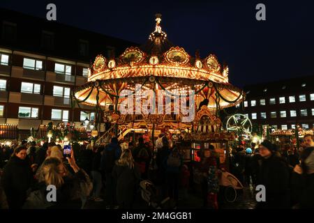 Kinderkarussell, Kinderweihnachtsmarkt, Nürnberg, Nürnberger Weihnachtsmarkt, Nürnberger Christkindlesmarkt, Engel, Anhänger, Kugel, Glühwein, Banque D'Images