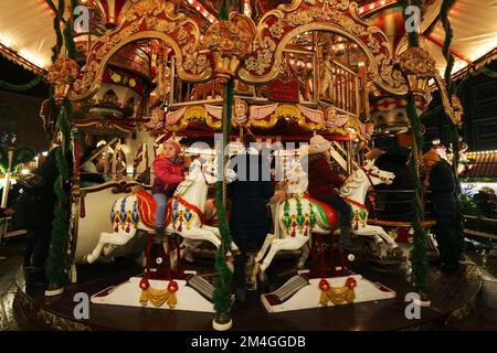 Kinderkarussell, Kinderweihnachtsmarkt, Nürnberg, Nürnberger Weihnachtsmarkt, Nürnberger Christkindlesmarkt, Engel, Anhänger, Kugel, Glühwein, Banque D'Images