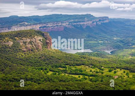 Vue aérienne du réservoir de Sau avec les falaises de Collsacabra en arrière-plan. Parc naturel de Guilleries, Catalogne, Espagne Banque D'Images