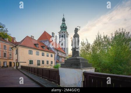 Pont Lazebnicky avec statue de Jean de Népomuk et ancienne église de Saint Jost - Cesky Krumlov, République tchèque Banque D'Images