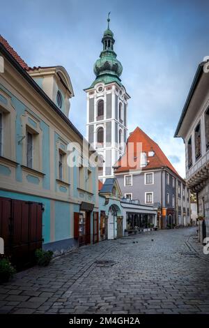 Rue Cesky Krumlov et ancienne église de la Tour Saint-Jost - Cesky Krumlov, République Tchèque Banque D'Images