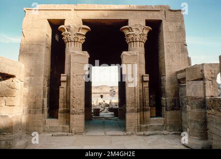 Temple de Hathor dans le complexe des temples de Philae - près d'Assouan, en Égypte. Site du patrimoine mondial de l'UNESCO dans le Haut-Nil. Numérisation d'archivage à partir d'une lame. Février 1987. Banque D'Images