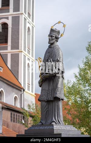 Statue de Jean de Nepomuk au pont Lazebnicky - Cesky Krumlov, République tchèque Banque D'Images