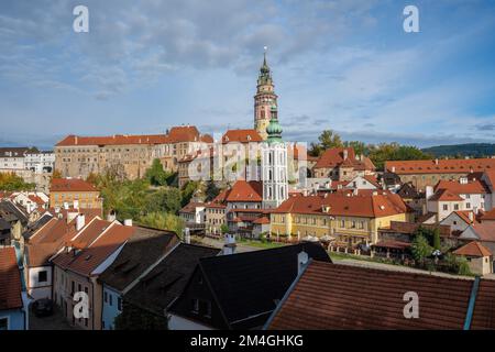 Vue aérienne de Cesky Krumlov avec la tour du château et l'ancienne église de Saint Jost - Cesky Krumlov, République tchèque Banque D'Images