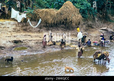 Ethiopie, 1970s, Bahar-Dar, les gens lavant le linge de maison dans la rivière, région d'Amhara, Afrique de l'est, Banque D'Images