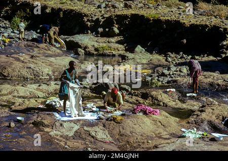 Éthiopie, 1970s ans, Bahir Dar, femmes lavant le linge de maison dans la rivière, région d'Amhara, Afrique de l'est, Banque D'Images