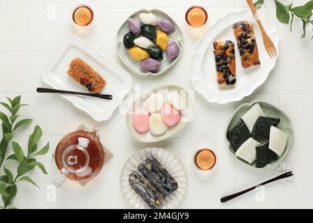 Divers gâteaux de riz, cuisine traditionnelle coréenne. Songpyeon, Baramtteok, Keguremtteok, Jeolpyeon, Modemtteok, Servi avec du thé pour le Chuseok ou le Séollal Banque D'Images