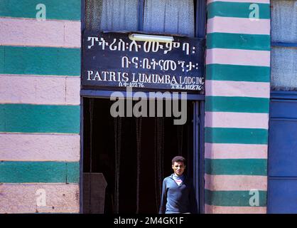 Ethiopie, 1970s, Bahir Dar, Patrice Lumumba, entrée de logement, homme, région d'Amhara, Afrique de l'est, Banque D'Images