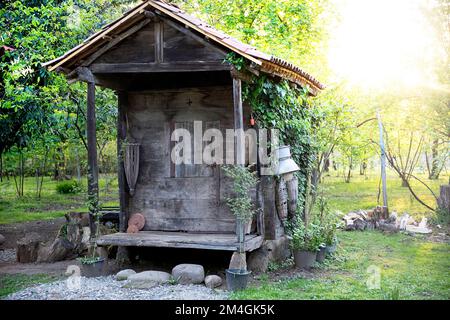 Anciennes huttes traditionnelles en bois pour le stockage de nourriture et d'outils de ferme à la cave de vinification Menabde près d'Okurgeti dans la région de Guria en Géorgie Banque D'Images