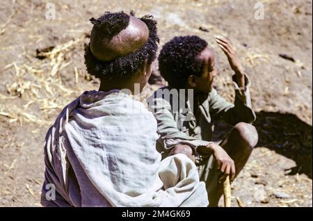 Éthiopie, 1970s ans, village juif de Falasha, 2 garçons, style de cheveux tonsure, Bêta Israël Falachas juif éthiopien Juifs, région d'Amhara, Afrique de l'est, Banque D'Images