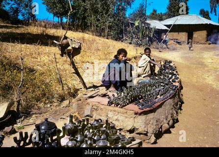 Éthiopie, 1970s ans, village juif de Falasha, 2 femmes vendant des poteries d'argile, Beta Israel Falachas Juifs de Juifs Ethiopiens, région d'Amhara, Afrique de l'est,+ Banque D'Images