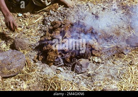 Éthiopie, 1970s, village juif de Falasha, poteries d'argile à pâtisserie, feu de boue ouvert, Bêta Israël Falachas juif éthiopien Juifs, région d'Amhara, Afrique de l'est, Banque D'Images