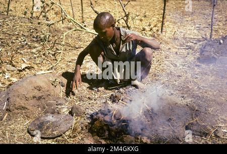 Éthiopie, 1970s ans, village juif de Falasha, jeune homme qui cuit des poteries en argile, Beta Israël Falachas Juifs Éthiopiens juif, région d'Amhara, Afrique de l'est, Banque D'Images