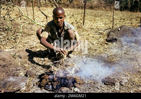 Éthiopie, 1970s ans, village juif de Falasha, jeune homme qui cuit des poteries en argile, Beta Israël Falachas Juifs Éthiopiens juif, région d'Amhara, Afrique de l'est, Banque D'Images