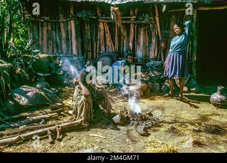 Éthiopie, 1970s ans, village juif de Falasha, 3 femmes qui cuisent des poteries en argile, Beta Israël Falachas Juifs Ethiopiens juif, région d'Amhara, Afrique de l'est, Banque D'Images