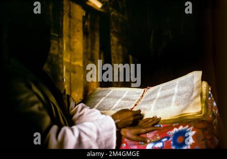 Ethiopie, 1970s, Gondar, prêtre orthodoxe lit la Bible antique écrite en langue amharique, église Debre Birhan Selassie, région d'Amhara, Afrique de l'est, Banque D'Images