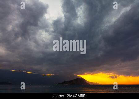 Nuages orageux sur la mer . Crépuscule avant la tempête Banque D'Images