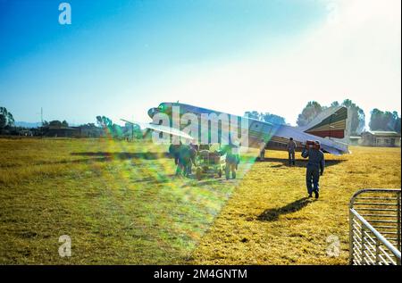 Éthiopie, 1970s ans, aérodrome de l'aéroport de Gondar, personnes à bord d'un avion McDonnel Douglas DC-3, compagnie aérienne éthiopienne, traînées légères, région d'Amhara, Afrique de l'est, Banque D'Images