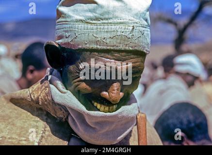 Éthiopie, 1970s, marché de Lalibela, homme âgé souriant regardant vers le bas portrait, région d'Amhara, Afrique de l'est, Banque D'Images