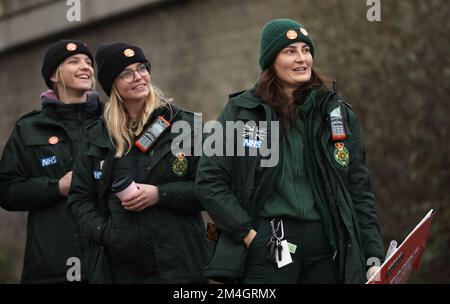 Brighton, Royaume-Uni. 21st décembre 2022. Travailleurs d'ambulance en grève sur la ligne de piquetage à l'extérieur du Centre d'ambulance de Chamberlain House à Brighton. Credit: James Boardman / Alamy Live News Banque D'Images