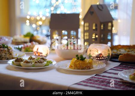 Repas maison sur une table festive du nouvel an avec accent sur la salade mimosa. Banque D'Images