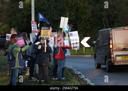 Les infirmières et les partisans à l'extérieur de l'hôpital général Kettering sont en grève pour la deuxième fois en moins d'une semaine, car les pourparlers se poursuivent après leur augmentation de salaire de 19%. Les grévistes ici ont été plus subdués aujourd'hui par respect pour l'infirmière du NHS Anju Asok, qui, avec le fils Jeeva Saju et la fille Janvi Saju, ont été assassinés la semaine dernière. Anju travaille à l'hôpital général de Kettering depuis l'année dernière, et ses collègues ont une table de mémoire avec une bougie et des fleurs pour elle près de la ligne de piquetage. Le RCN (Collège royal des sciences infirmières), a appelé à la grève. Banque D'Images