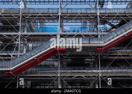 Paris, France - extérieur en verre et acier du Centre Pompidou. Architecture de haute technologie du Musée national d'Art moderne en Europe. Arrière-plan horizontal. Banque D'Images