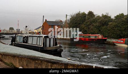 Les croisières Lancashire Canal Cruises commencent normalement leurs excursions le long du canal au pub Slipway mais leur bateau comme le reste des bateaux est coincé dans la glace Banque D'Images