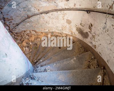 Vieux escalier en colimaçon en pierre dans une maison abandonnée Banque D'Images