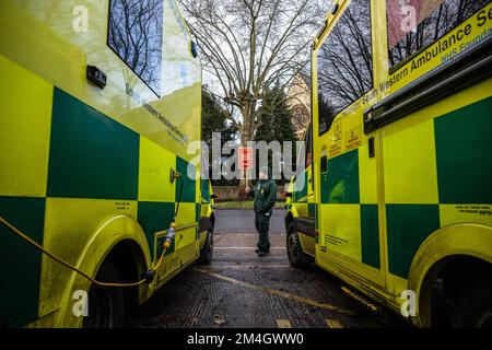 Ambulanciers sur la ligne de piquetage à l'extérieur de la station de service d'ambulance du Sud-Ouest à Bath, Somerset. Banque D'Images