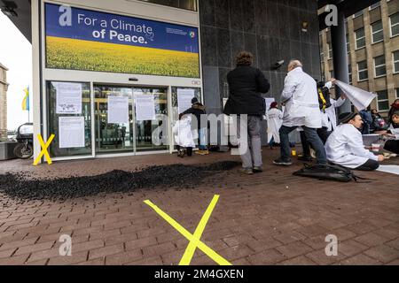 Düsseldorf, Allemagne. 21st décembre 2022. Des activistes de la « rébellion des dentistes » colent des affiches sur la façade et sur les fenêtres. Les militants écologistes ont protesté devant l'entrée du Ministère de l'économie, de l'industrie, de la protection du climat et de l'énergie de l'État de Rhénanie-du-Nord-Westphalie pour la préservation du village de Lützerath à la mine à ciel ouvert Garzweiler. Credit: Christoph Reichwein/dpa/Alay Live News Banque D'Images