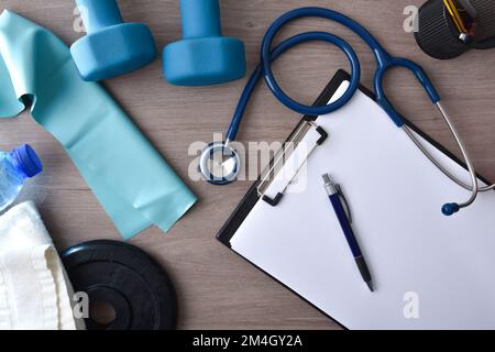 Haltères et stéthoscope soins de santé. Concept de contrôle médical et de santé dans le sport. Vue de dessus. Banque D'Images