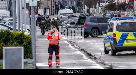 Schorndorf, Allemagne. 21st décembre 2022. De nombreuses forces d'urgence sont en service après un acte de violence mortel à Schorndorf (district de Rems-Murr). Selon les premières informations des cercles de sécurité, les morts sont l'auteur présumé et une femme. (À dpa 'démarrage à Schorndorf? Police trouver deux morts") Credit: Kohls/SDMG/dpa/Alay Live News Banque D'Images