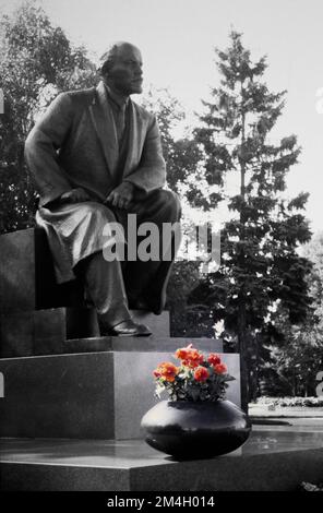 Monument en bronze Statue d'Un assis, assis Vladimir Ilyich Ulyanov, Lénine, avec Un bol de fleurs en face situé dans le Kremlin de Moscou qui a été enlevé depuis après l'ère communiste, Union soviétique et l'effondrement de l'Union soviétique. Il était autrefois situé au Kremlin de Moscou, septembre 1990 Banque D'Images