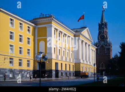 Vue historique du Présidium du Kremlin, le bâtiment administratif du Kremlin appelé aussi Bâtiment 14 qui abritait la Suprême législative de l'Union soviétique. Il a le drapeau de l'Union soviétique qui vole. Il a été démoli en 2016. Montre le côté du bâtiment avec vue sur la Tour Spasskaya et le personnel nettoyant les trottoirs, les mouvements et les routes. Moscou Russie septembre 1990 Banque D'Images