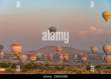 Cappadoce, Turquie-20 septembre 2022: Il y a beaucoup de ballons dans le ciel, certains ballons sont en train de débarquer. Vols en montgolfière en Cappadoce Banque D'Images