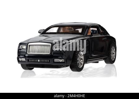 18 décembre 2022, Moscou, Russie: Rolls-Royce Phantom modèle de voiture de luxe, fond blanc. Copier l'espace. Banque D'Images