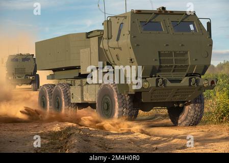 Système mobile d'artillerie à roquette pendant les exercices d'entraînement Banque D'Images