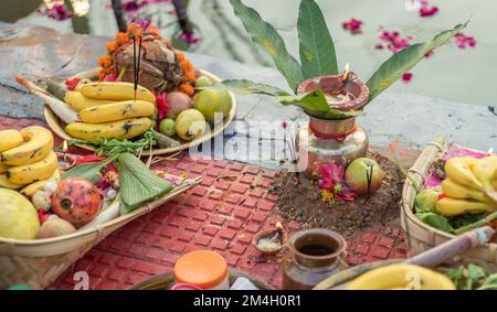 Des offrandes religieuses hindoues pour le Dieu du soleil pendant le festival Chhath sous un angle différent Banque D'Images