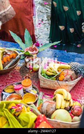 Des offrandes religieuses hindoues pour le Dieu du soleil pendant le festival Chhath sous un angle différent Banque D'Images