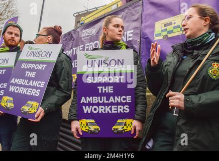 Londres, Royaume-Uni. 21st décembre 2022. Les ambulanciers du piquet de l'Unison devant le siège social du London Ambulance Service, alors que des milliers de membres du personnel ambulancier et ambulanciers paramédicaux commencent leur grève dans le cadre d'un conflit sur la rémunération et les conditions. Credit: Vuk Valcic/Alamy Live News Banque D'Images