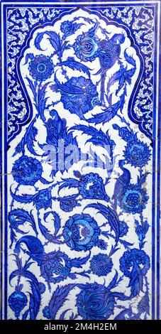 Panneau en carreaux bleus du mythique motif d'oiseau et de fleurs de Phoenix dans le palais de Topkapi, Istanbul, Turquie. Banque D'Images