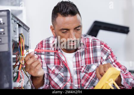 Un technicien de la réparation d'un ordinateur Banque D'Images